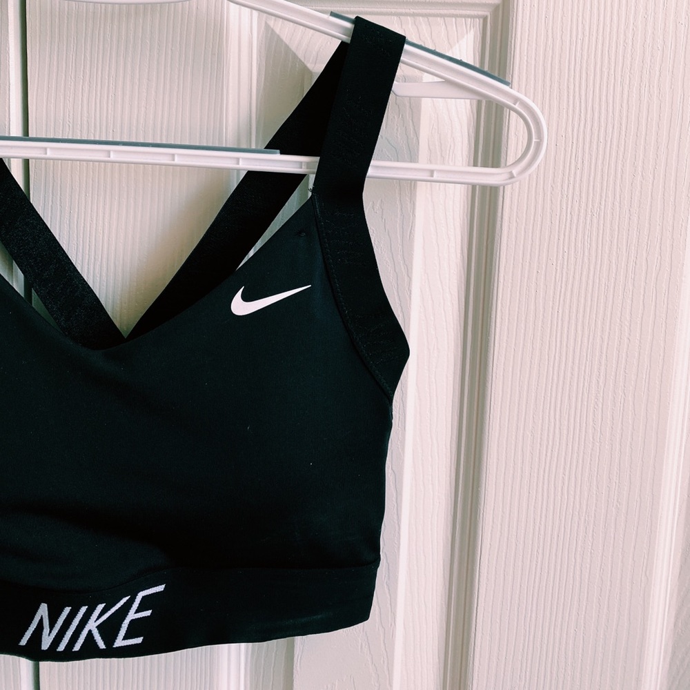 Black nike cross back sports bra.
